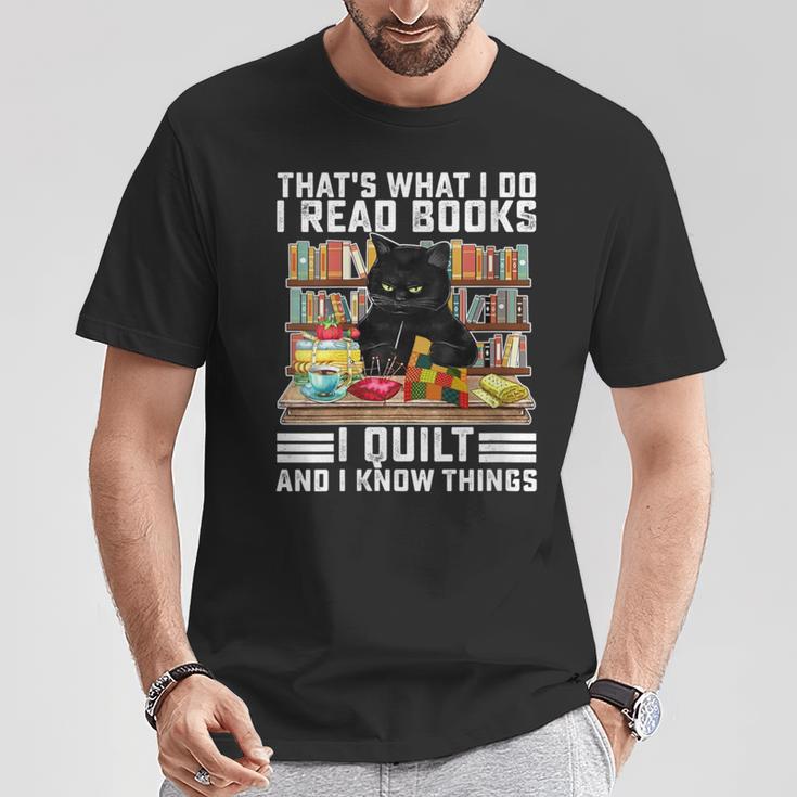 Damen Das Ist Was Ich Mache Ich Lese Bücher Die Ich Quilte Und Ich Weiß Dinge Mit-Ausschnitt T-Shirt Lustige Geschenke