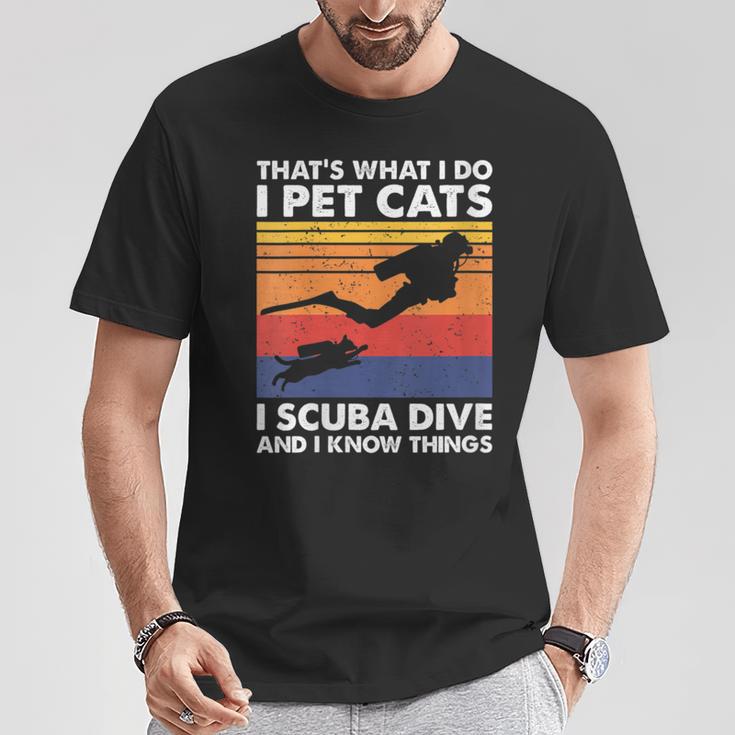 Damen Das Ist Was Ich Mache Ich Streichle Katzen I Scuba Dive & Ich Weiß Dinge Mit-Ausschnitt T-Shirt Lustige Geschenke