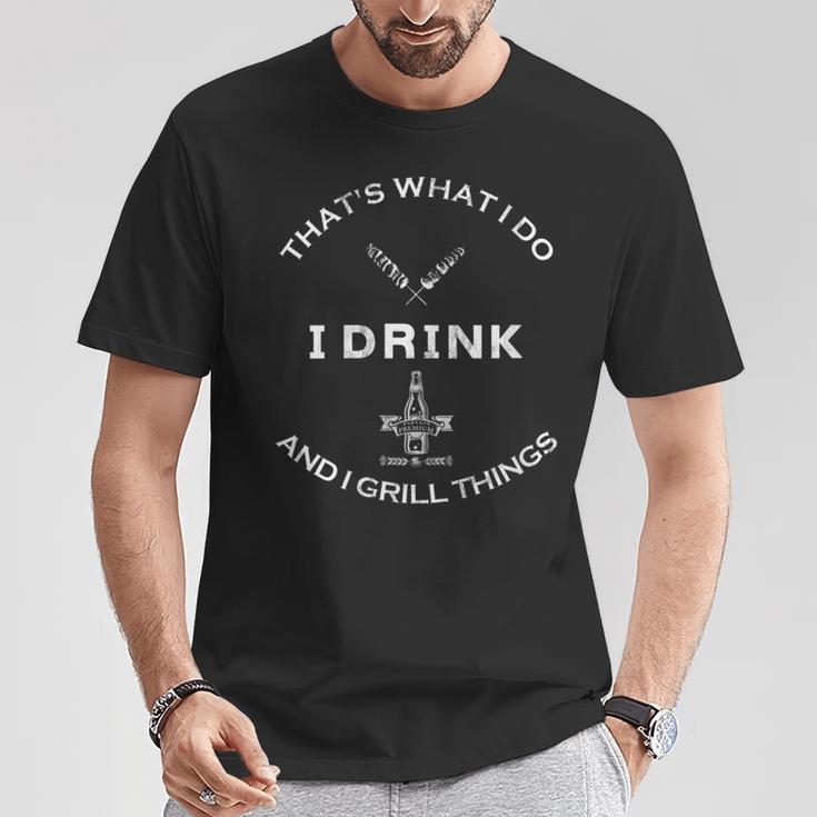 Damen Das Ist Was Ich Tue Ich Trinke Und Ich Grille Dinge Mit-Ausschnitt T-Shirt Lustige Geschenke