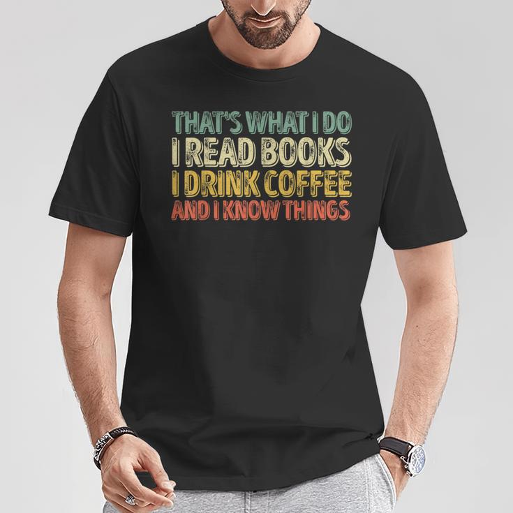 Das Ist Was Ich Mache Ich Lese Büches Ich Trinke Kaffee Ich Weiß Dinge S T-Shirt Lustige Geschenke