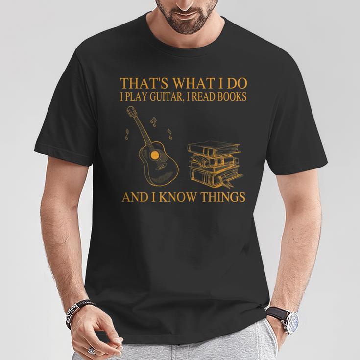 Das Ist Was Ich Mache Ich Spiele Gitarre Ich Lese Bücher Ich Weiß Dinge T-Shirt Lustige Geschenke