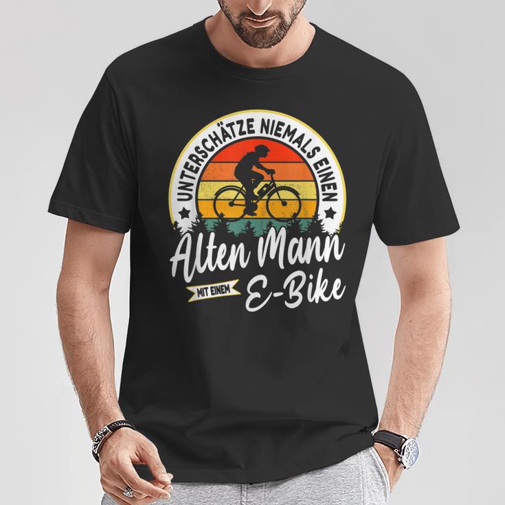 With E-Bike Underschätze Niemals Einen Old Mann Mit Einer E-Bike T-Shirt Lustige Geschenke