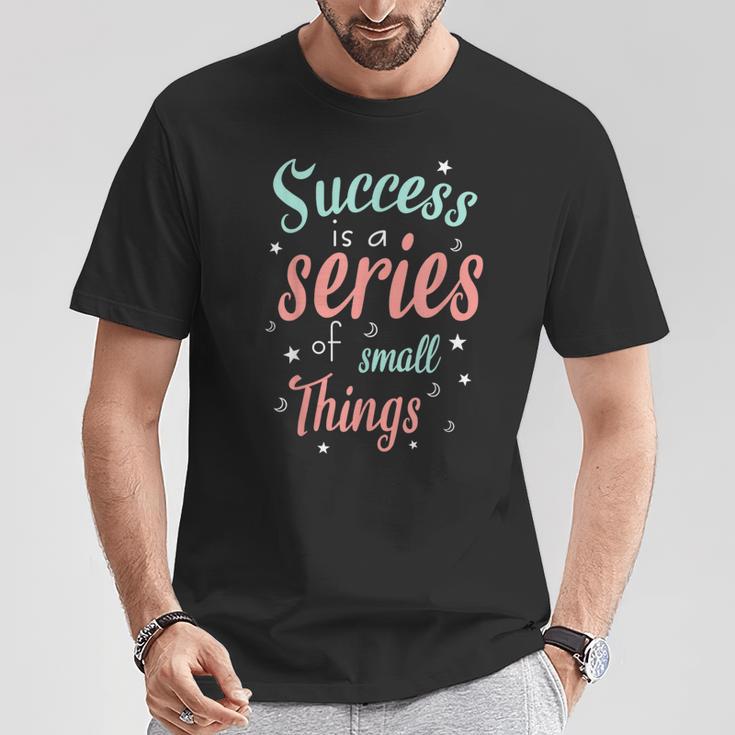 Success Ist Eine Reiheon Kleinen Dingen Motivierende Worte T-Shirt Lustige Geschenke