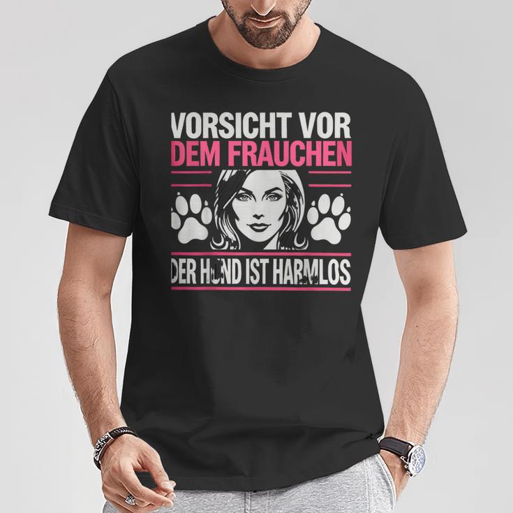 Women'sorsichtor Dem Frauchen Der Hund Ist Harmlos T-Shirt Lustige Geschenke