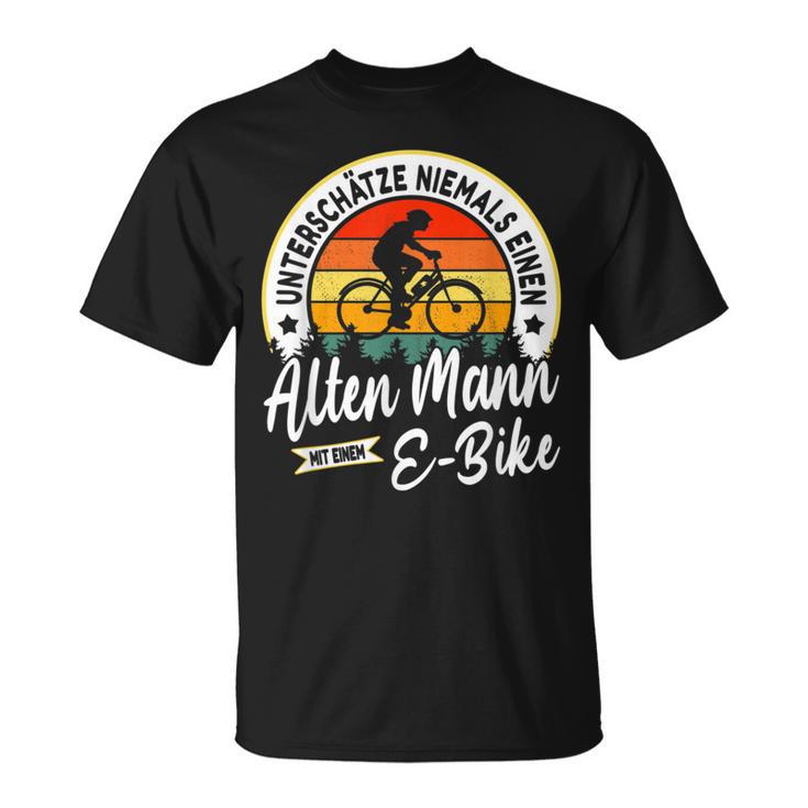 With E-Bike Underschätze Niemals Einen Old Mann Mit Einer E-Bike T-Shirt