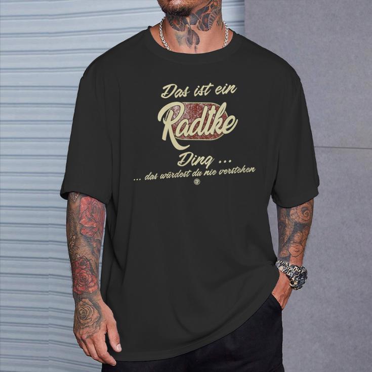 Damen Das Ist Ein Radtke Ding Lustiges Familie Radtke Mit-Ausschnitt T-Shirt Geschenke für Ihn