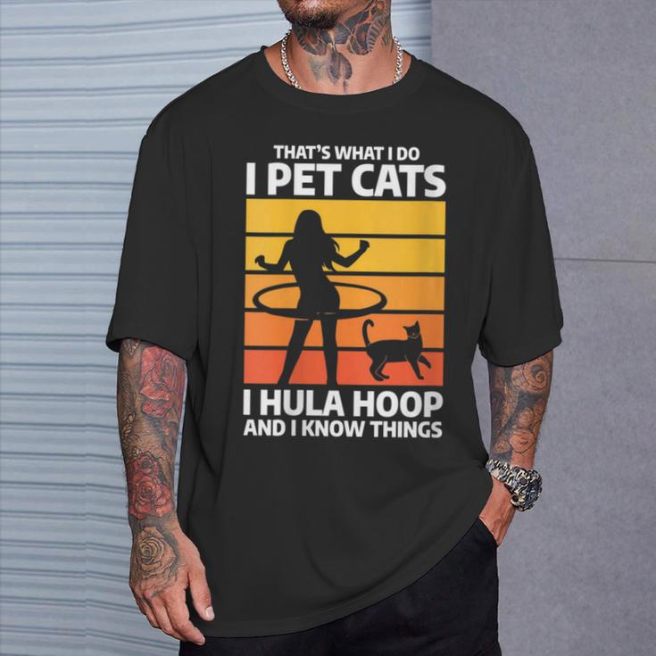 Damen Das Ist Was Ich Mache Ich Streichle Katzen I Hula Hoop Und Ich Weiß Dinge Mit-Ausschnitt T-Shirt Geschenke für Ihn