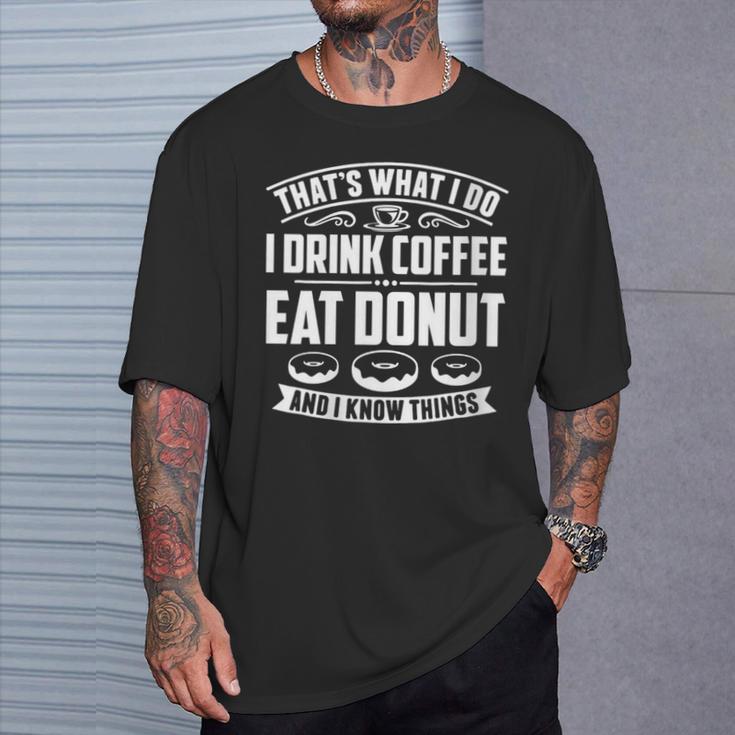 Damen Das Ist Was Ich Trinke Kaffee Esse Donuts Und Weiß Dinge Mit-Ausschnitt T-Shirt Geschenke für Ihn