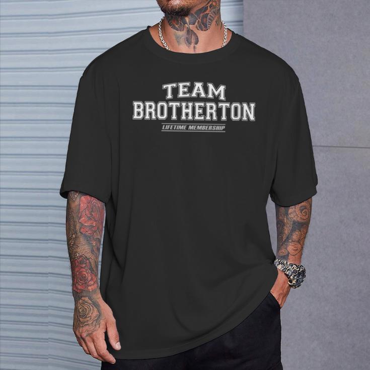 Damen Team Brotherton Stolzer Familienname Nachname Geschenk Mit-Ausschnitt T-Shirt Geschenke für Ihn