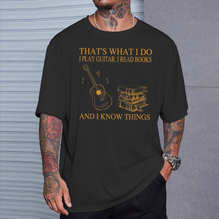 Das Ist Was Ich Mache Ich Spiele Gitarre Ich Lese Bücher Ich Weiß Dinge T-Shirt Geschenke für Ihn