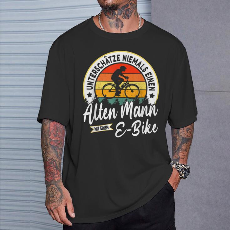 With E-Bike Underschätze Niemals Einen Old Mann Mit Einer E-Bike T-Shirt Geschenke für Ihn