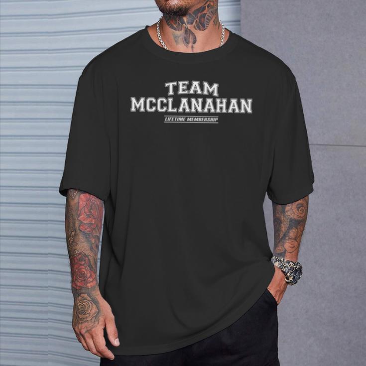 Team Mcclanahan Stolzer Familiennachname Nachname Geschenk T-Shirt Geschenke für Ihn