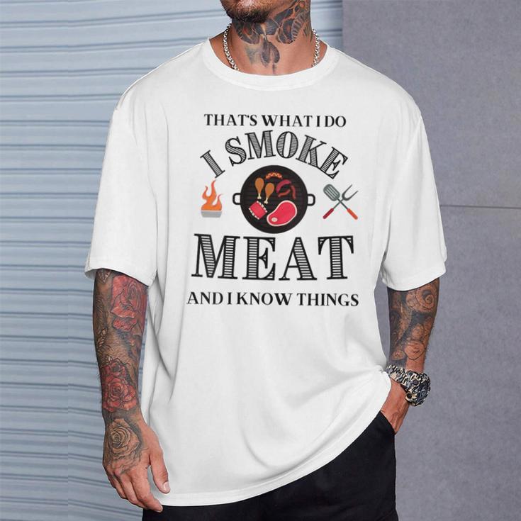 Damen Das Ist Was Ich Tue Ich Rauche Fleisch Und Ich Weiß Dinge Mit-Ausschnitt T-Shirt Geschenke für Ihn