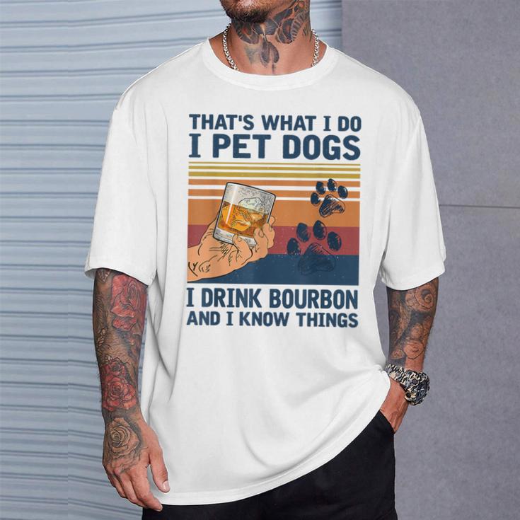 Das Ist Was Ich Mache Ich Pet Dogs Ich Trinke Bourbon Ich Weiß Dinge T-Shirt Geschenke für Ihn