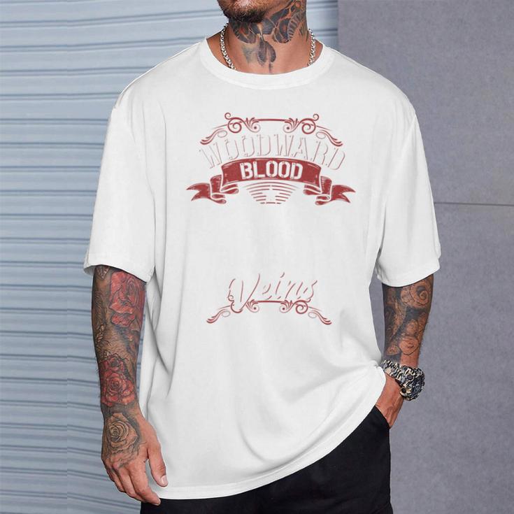 Woodward Blood Runs Through Myeins Last Name Family T-Shirt Geschenke für Ihn