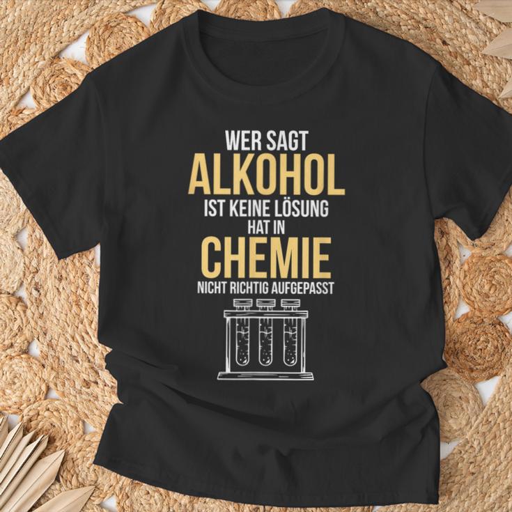 Alcohol Is A Solution Chemist Scientist T-Shirt Geschenke für alte Männer