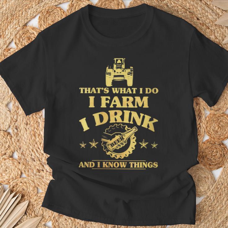 Damen Das Ist Was Ich Mache Farm Drink Beer Ich Weiß Dinge Mit-Ausschnitt T-Shirt Geschenke für alte Männer