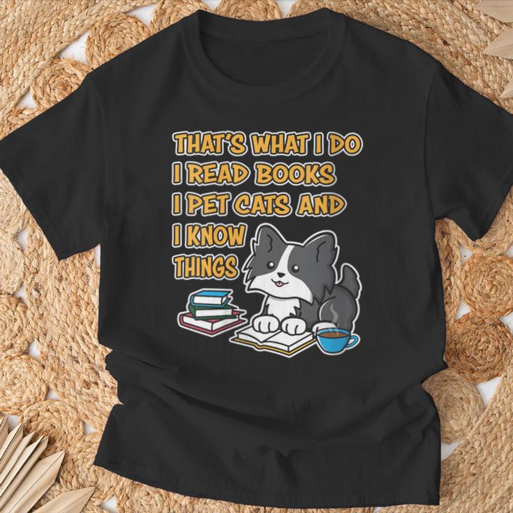 Damen Das Ist Was Ich Mache Ich Lese Bücher Ich Streichle Katzen Und Ich Weiß Dinge Mit-Ausschnitt T-Shirt Geschenke für alte Männer