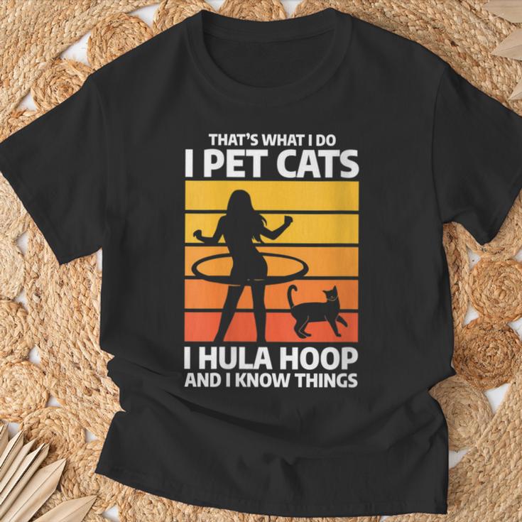 Damen Das Ist Was Ich Mache Ich Streichle Katzen I Hula Hoop Und Ich Weiß Dinge Mit-Ausschnitt T-Shirt Geschenke für alte Männer