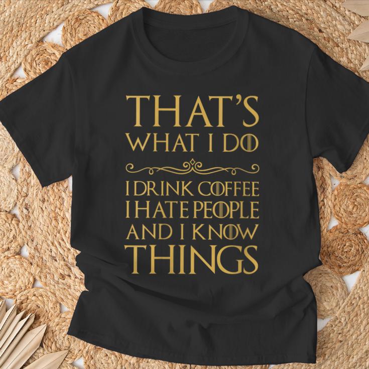 Damen Das Ist Was Ich Mache Ich Trinke Kaffee Ich Hasse Leute Ich Weiß Dinge Mit-Ausschnitt T-Shirt Geschenke für alte Männer