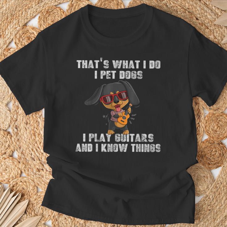 Das Ist Was Ich Mache Ich Streichle Hunde Ich Spiele Gitarre Und Ich Weiß Dinge T-Shirt Geschenke für alte Männer