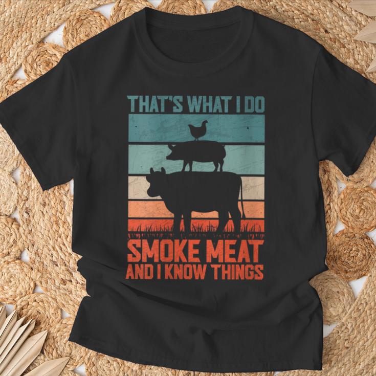 Das Ist Was Ich Tue Ich Rauche Fleisch Und Ich Weiß Dinge Mit-Ausschnitt T-Shirt Geschenke für alte Männer