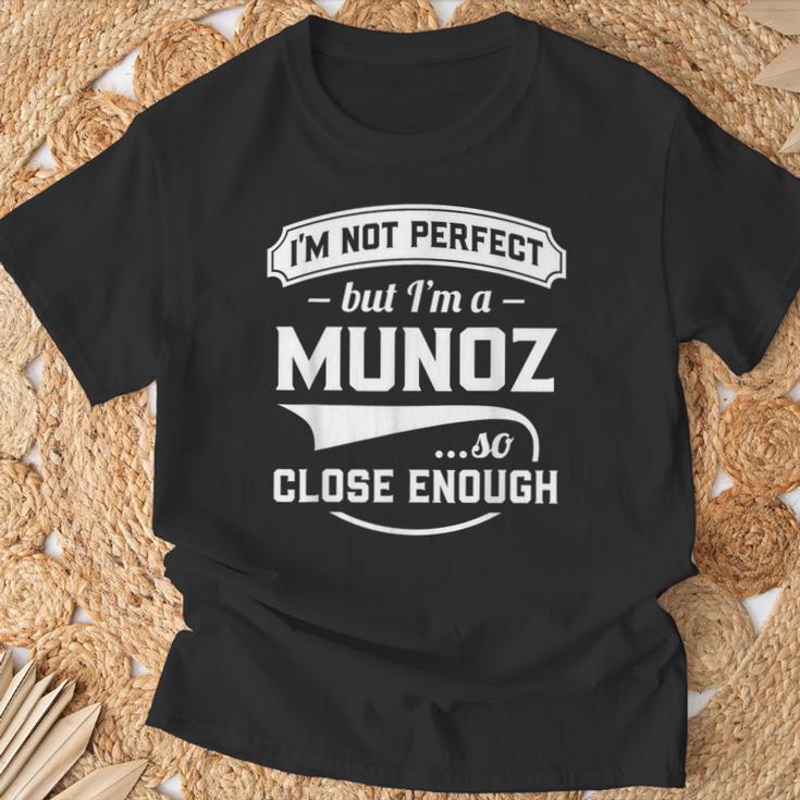 Ich Bin Nicht Perfekt Aber Ich Bin Ein Munoz So Nah Genug Nachname T-Shirt Geschenke für alte Männer