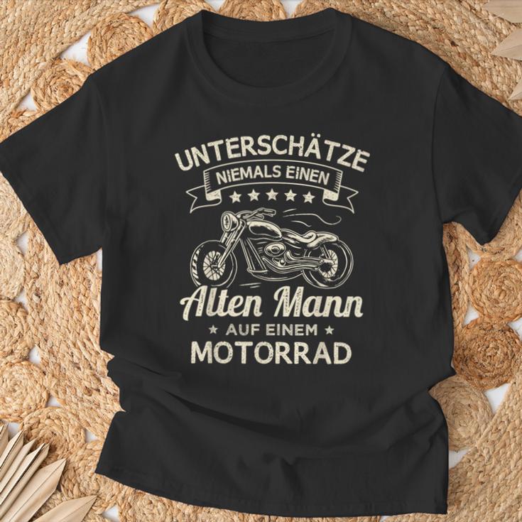 Unterschätze Niemals Einen Old Mann Auf Einem Motorrad T-Shirt Geschenke für alte Männer