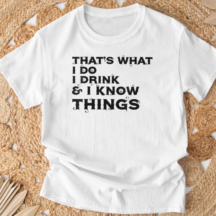 Damen Das Ist Was Ich Tue Ich Trinke Und Ich Weiß Dinge Mit-Ausschnitt T-Shirt Geschenke für alte Männer