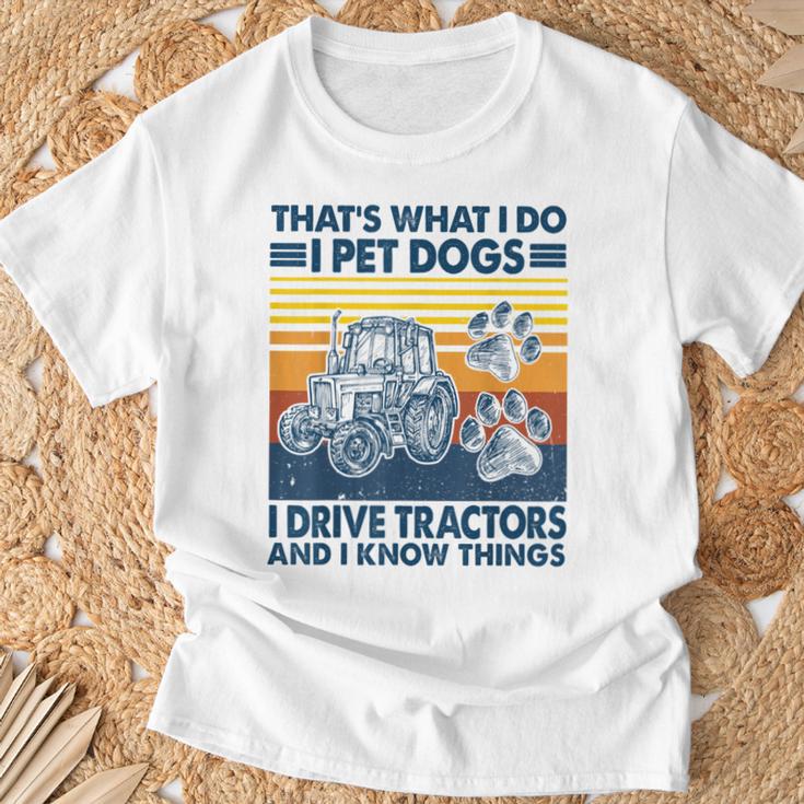 Das Ist Das Was Ich Mache Ich Hunde Haustiere Ich Fahrre Tractors Ich Weiß Dinge T-Shirt Geschenke für alte Männer