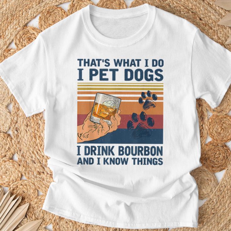 Das Ist Was Ich Mache Ich Pet Dogs Ich Trinke Bourbon Ich Weiß Dinge T-Shirt Geschenke für alte Männer