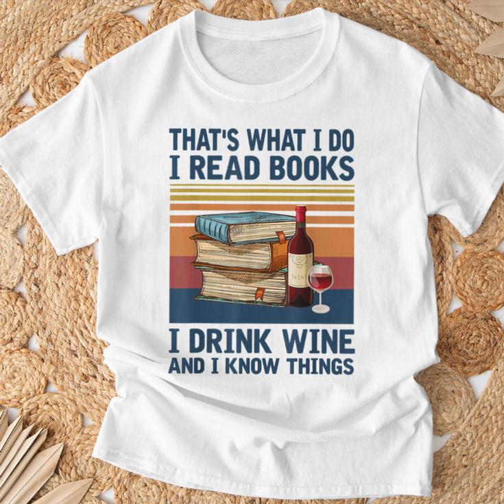 Das Ist Was Ich Tue Ich Lese Bücher Ich Trinke Wein Und Ich Weiß Dinge Gray T-Shirt Geschenke für alte Männer