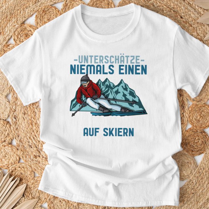 Unterschätze Niemals Einen Alten Mann Auf Skis I Skiing Long-Sleeved T-Shirt Geschenke für alte Männer