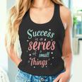 Success Ist Eine Reiheon Kleinen Dingen Motivierende Worte Tank Top