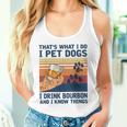 Das Ist Was Ich Mache Ich Pet Dogs Ich Trinke Bourbon Ich Weiß Dinge Tank Top