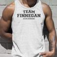 Team Finnegan Stolzer Familienname Nachname Geschenk Raglan Tank Top Geschenke für Ihn