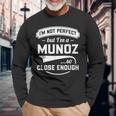 Ich Bin Nicht Perfekt Aber Ich Bin Ein Munoz So Nah Genug Nachname Langarmshirts Geschenke für alte Männer