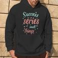 Success Ist Eine Reiheon Kleinen Dingen Motivierende Worte Kapuzenpullover Lebensstil