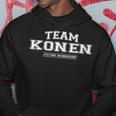 Damen Team Konen Stolzer Familienname Nachname Geschenk Mit-Ausschnitt Kapuzenpullover Lustige Geschenke