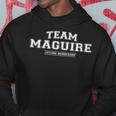 Damen Team Maguire Stolzer Familiennachname Nachname Geschenk Mit-Ausschnitt Kapuzenpullover Lustige Geschenke