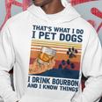 Das Ist Was Ich Mache Ich Pet Dogs Ich Trinke Bourbon Ich Weiß Dinge Kapuzenpullover Lustige Geschenke