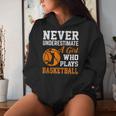 Unterschätze Niemals Ein Girl Das Basketball Plays Kapuzenpullover für Damen Geschenke für Sie