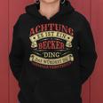 Women's Achtung Es Ist Ein Becker Ding Last Name Plate With-Neck Kapuzenpullover für Damen