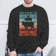 Das Ist Was Ich Tue Ich Rauche Fleisch Und Ich Weiß Dinge Mit-Ausschnitt Sweatshirt Geschenke für alte Männer