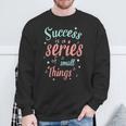 Success Ist Eine Reiheon Kleinen Dingen Motivierende Worte Sweatshirt Geschenke für alte Männer