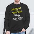 Vorsichtor Dem Frauchen Der Hund Ist Harmlos Careful Before The Sweatshirt Geschenke für alte Männer