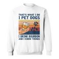 Das Ist Was Ich Mache Ich Pet Dogs Ich Trinke Bourbon Ich Weiß Dinge Sweatshirt