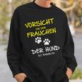 Vorsichtor Dem Frauchen Der Hund Ist Harmlos Careful Before The Sweatshirt Geschenke für Ihn