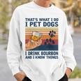 Das Ist Was Ich Mache Ich Pet Dogs Ich Trinke Bourbon Ich Weiß Dinge Sweatshirt Geschenke für Ihn