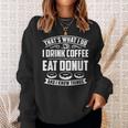 Damen Das Ist Was Ich Trinke Kaffee Esse Donuts Und Weiß Dinge Mit-Ausschnitt Sweatshirt Geschenke für Sie